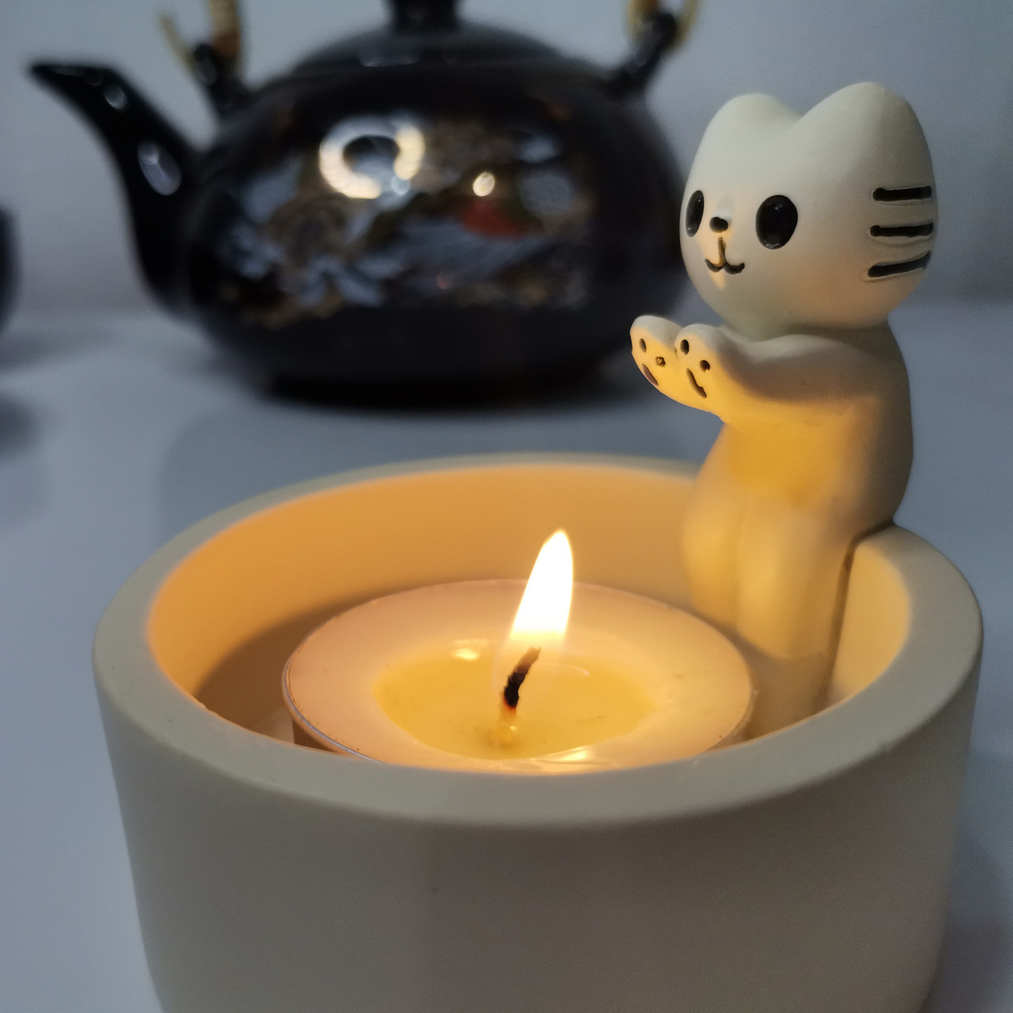 Candle-carrying cat ®